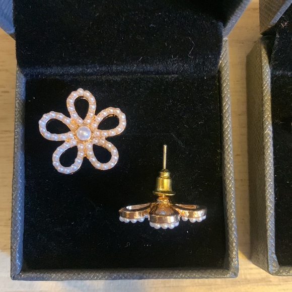 Pearl Flower Stud Earrings with S925 Silver Needle and 14K Gold Plated - Picture 2 of 2